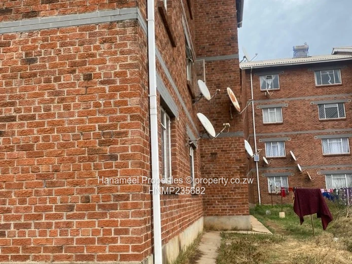 Spacious 2-Bed Apartment in Graniteside Brick Block with Parking