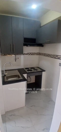 bedsitter available to let in Avenues