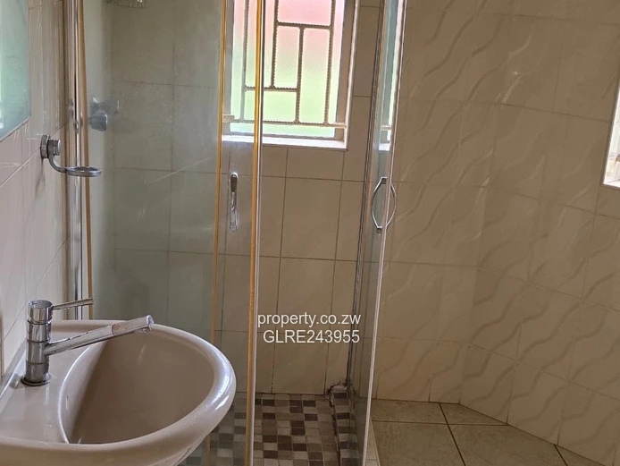 Milton Park: Spacious 3-Bed Home, Tiled Living & Borehole