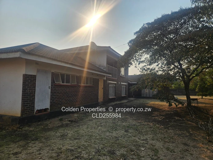 Highlands 5-Bed Townhouse on 3850m² with Borehole & Tanks