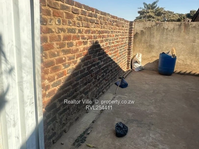 Walled & Gated 5-Bed Home in Warren Park – Borehole