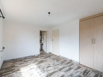 4 Bedroom Flat & Apartment