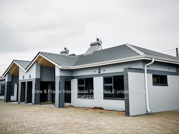 Modern 3-Bed Garden Flat with Borehole in Old Windsor