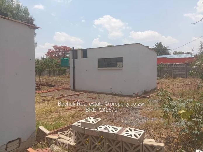 Bellevue: 3-Bed Home on 3,900 m² with Cottage & Garage