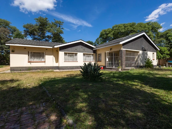 4 Bedroom House On 1 acre Close to Simon Mazorodze