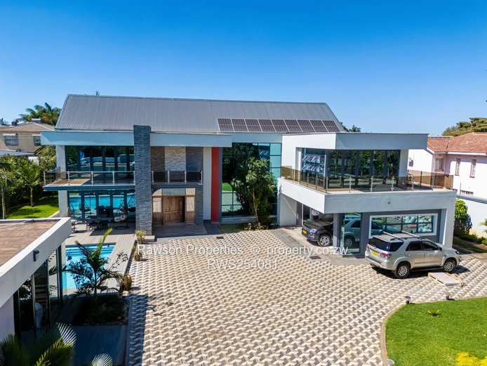 Modern 6-Bed Family Home with Pool & Solar — Mount Pleasant