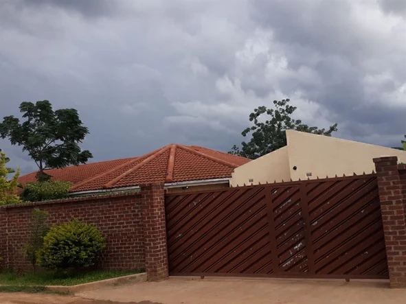  Spacious 4-Bedroom Family Home for Rent in Prospect, Harare 