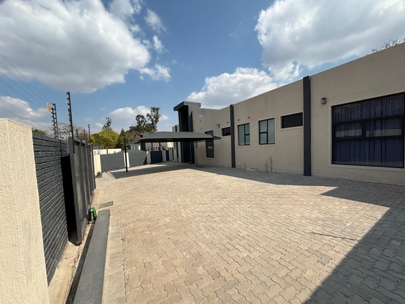 4 Bedroom Flat & Apartment