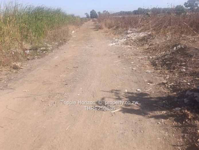 200 m² Stand in Warren Park — Water, Sewer, Gravel Road