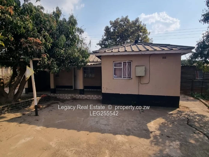 Palm-lined 5-Bed Home on 3000m² in Marimba — Borehole
