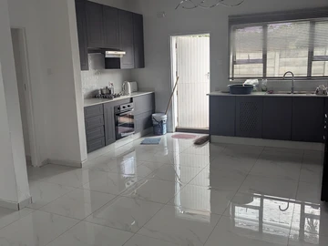 2 Bedroom Flat & Apartment