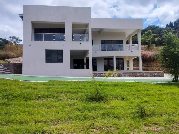  Exquisite 4 Bedroomed Double Storey in the Folyjon Crescent 
