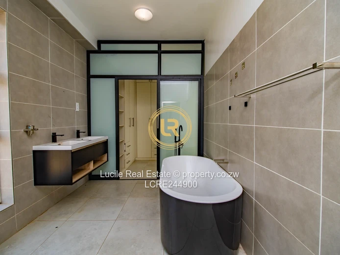 Modern 3-bedroom Home in Exclusive Carrick Creagh