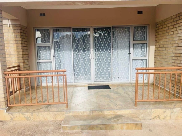 2 Bedroom Flat & Apartment