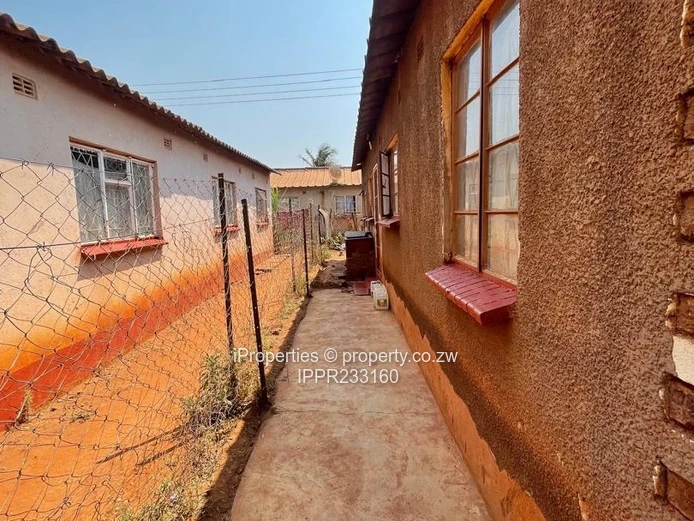 A neat 4-bedroom home sitting on 300m² with full Title Deeds. (Sole Mandate)