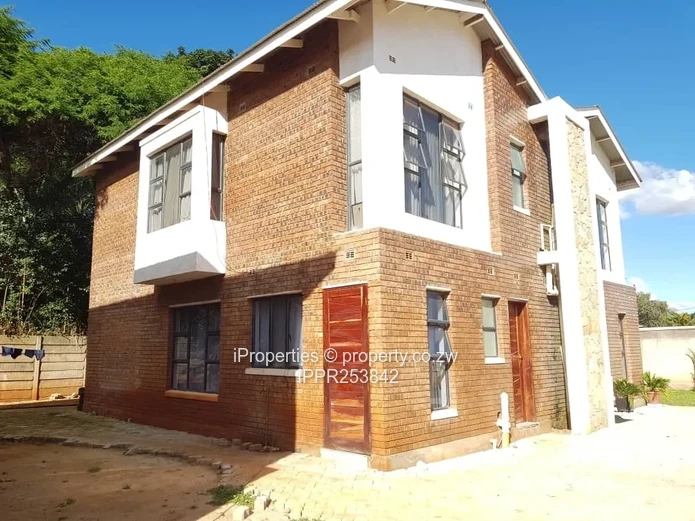 Lovely Townhouses in Courtyard Place, Helensvale, Harare North: