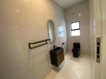 4 Bedroom Flat & Apartment