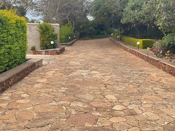 4 Bedroom Flat & Apartment