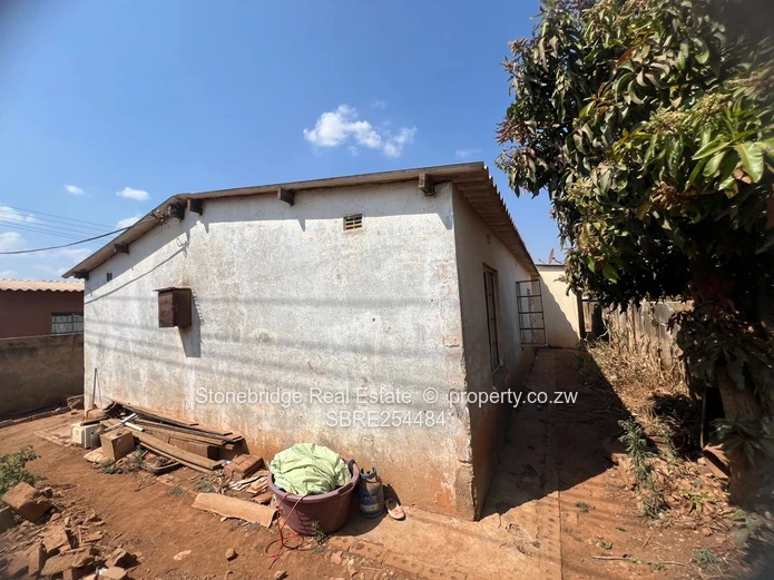 5 Bedroomed House in Emganwini For Sale