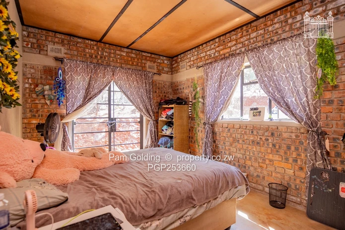 Beautiful Four- Acre Property In Cromlet
