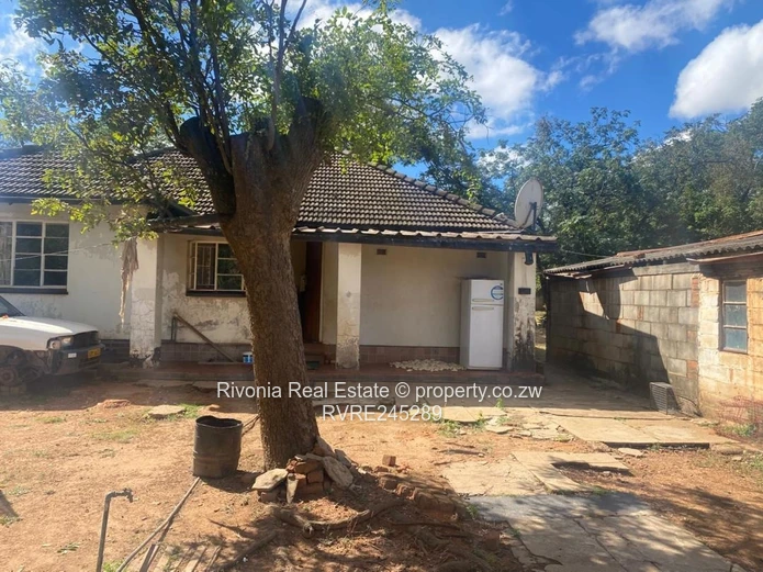 Walled 3-Bed Home with Spacious Garden  (4300m²) – Waterfalls Park town