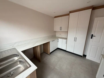 3 Bedroom Flat & Apartment