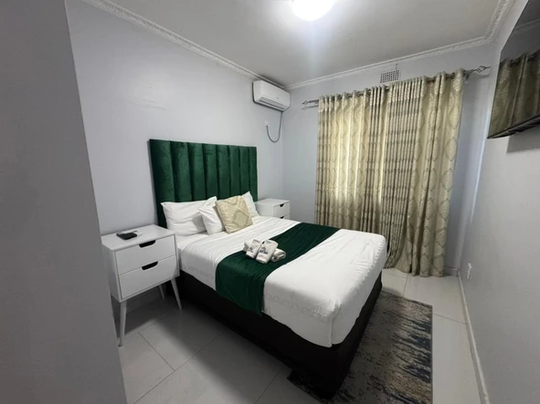 2 Bedroom Flat & Apartment