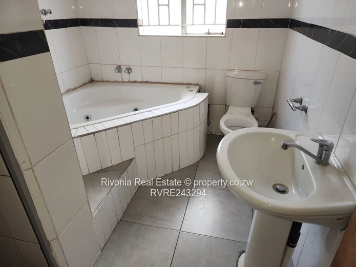 Spacious 4 Beds Glen View Home — Garage & Water Tank (Sole Mandate)