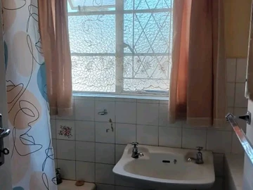 2 Bedroom Flat & Apartment