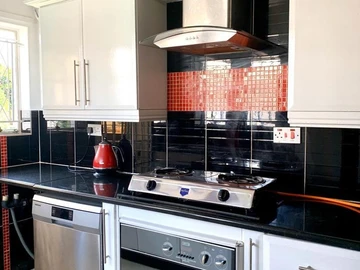 2 Bedroom Flat & Apartment