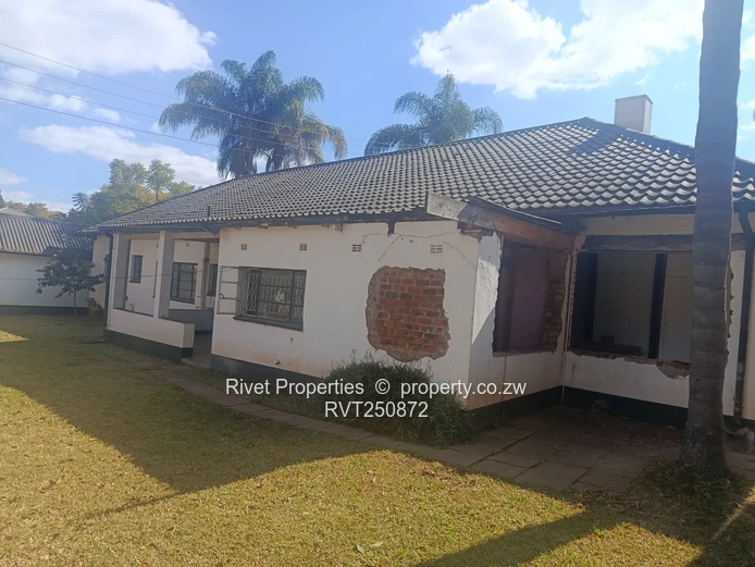 Spacious Highlands 5-Bed Home UNDER RENOVATION EXCELLENT LOCATION FOR ANYTHING (Sole Mandate)