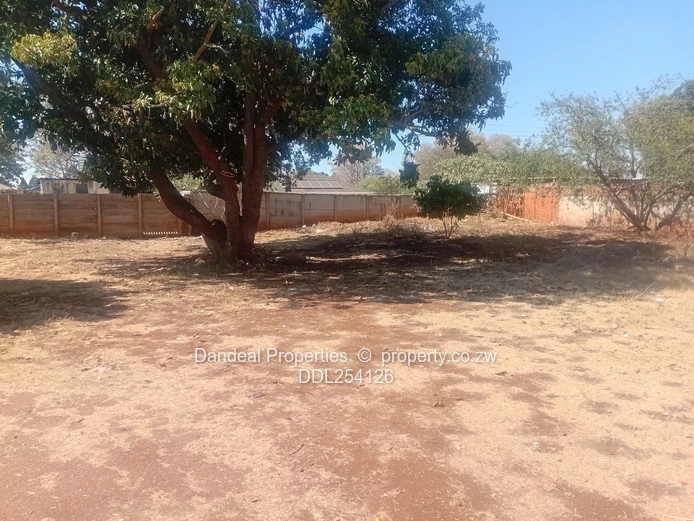Eastlea Office on 2,500m² — Yard, Parking & Main Road Frontage