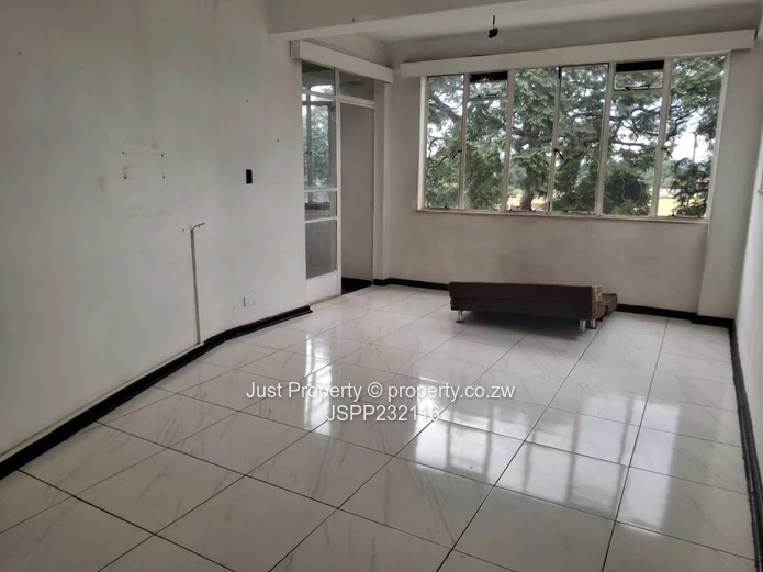 Classic Avenues 1 1/2 Bed with Large Windows & 24hr Security (Sole Mandate)