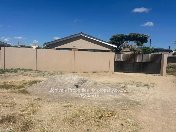4-Bed Walled Home in Manyame Park — Verandah & En-Suite (Sole Mandate)