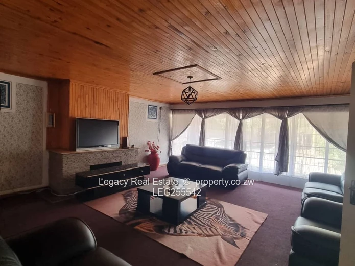 Palm-lined 5-Bed Home on 3000m² in Marimba — Borehole