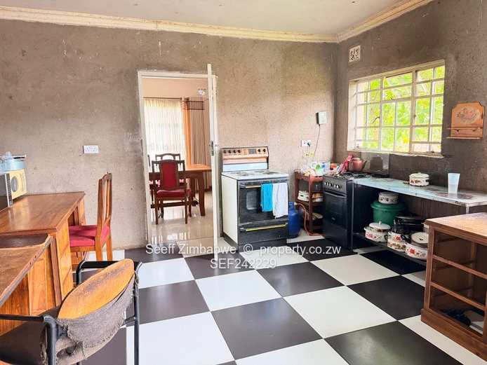 Marlborough 4-Bed with Elizabeth Windsor Road frontage ! 