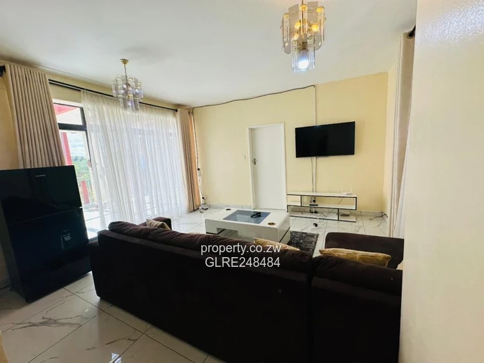 Sunlit 2-Bed Avenues Flat with Verandah & Solar