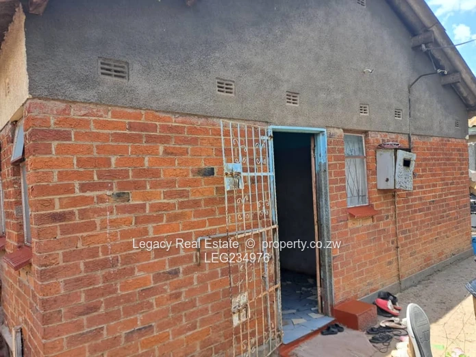 Budiriro 4 – 6-Bedroom Fixer-Upper for Sale