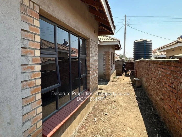 Madokero – Spacious 4-Bedroom House for Sale