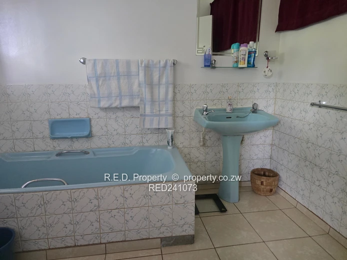 Generous Living, Beautiful Garden, Endless Possibilities In Famona!