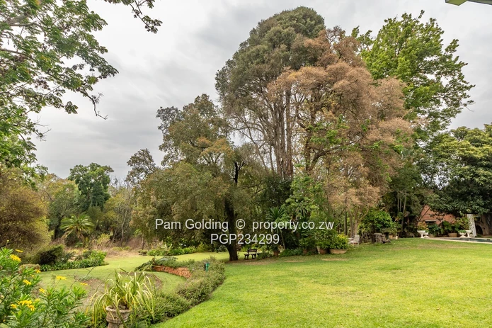 Spacious Family Home on Prime Rolf Valley Acreage (Sole Mandate)