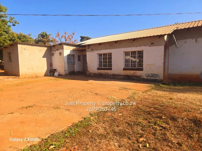 2-Bed Cottage with Expansive Yard on 2,153 m² — Mabelreign 