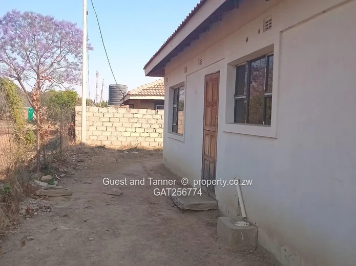 WATERFALLS – 3-BEDROOM COTTAGE ON 2,000m²