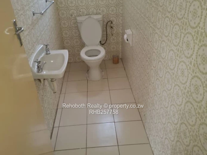 Spacious 4-Bed Home in Greystone Park — 4000m², Borehole
