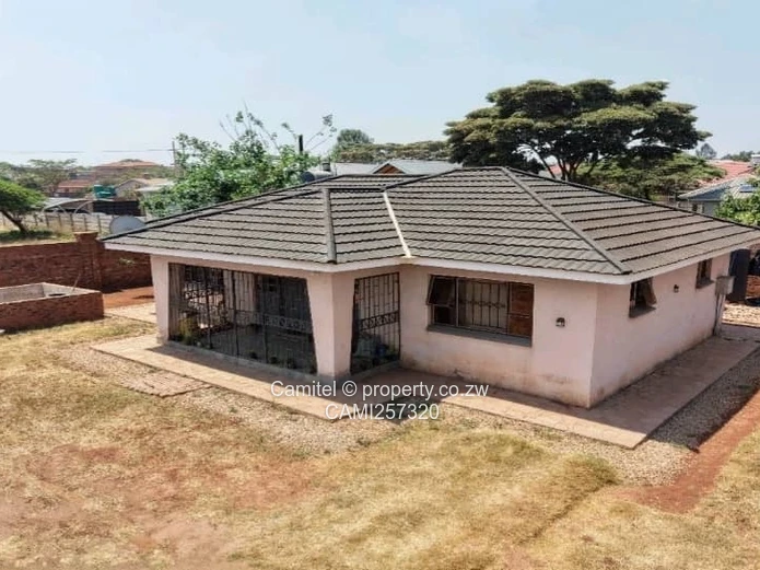 Walled 3-Bed Cottage on 2040 sqm with Borehole