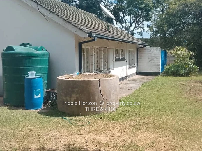 Chadcombe 3-Bed Family Home on 4000m² with 2 cottages& double Garage.