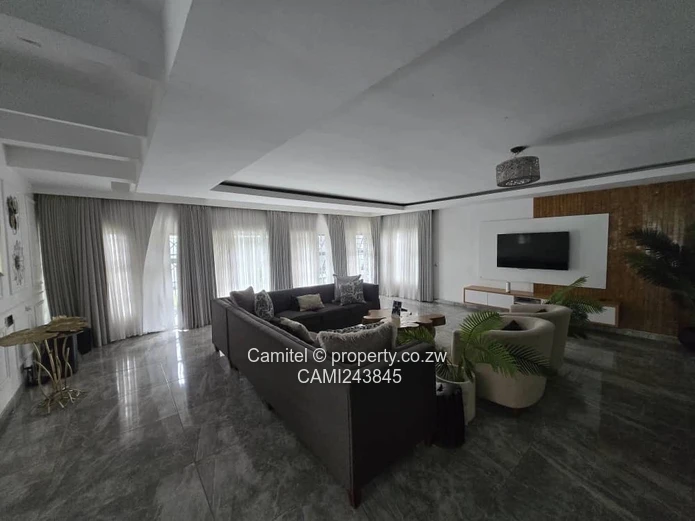 Stylish 4-Bed Ashdown Park: Island Kitchen, Borehole