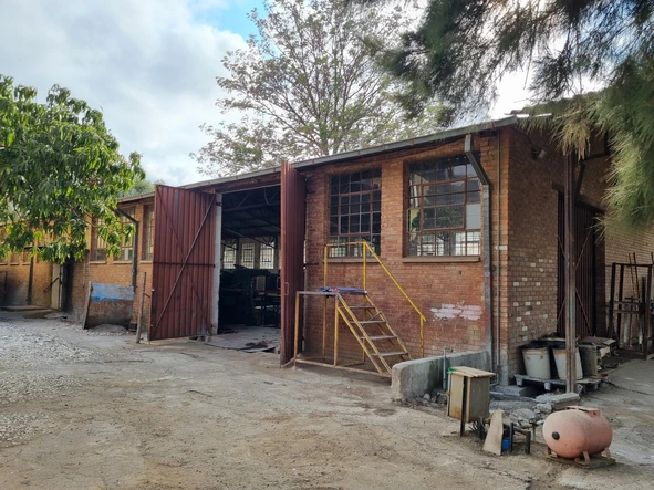 Spacious Warehouse with Versatile Layout