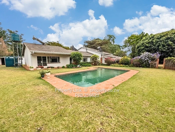 Family Home On Quiet Close With Borehole & Pool