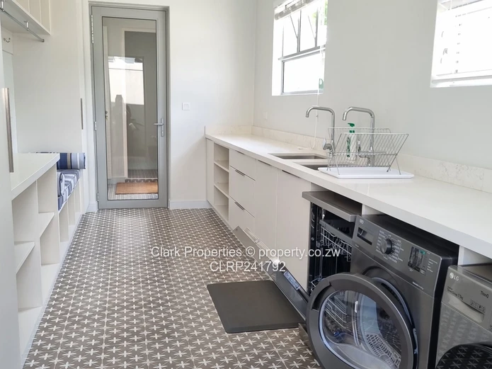 Refined Off-Grid Living in an Exclusive, Upmarket Complex!